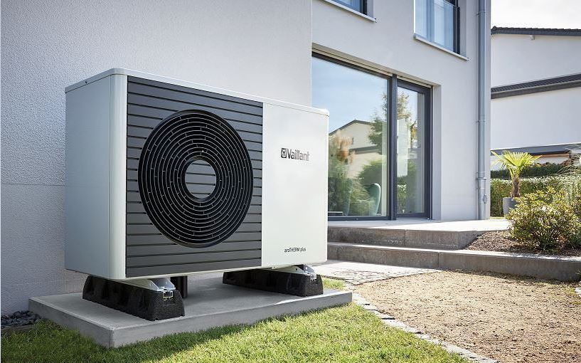 Wärmepumpe an einem modernen Wohnhaus